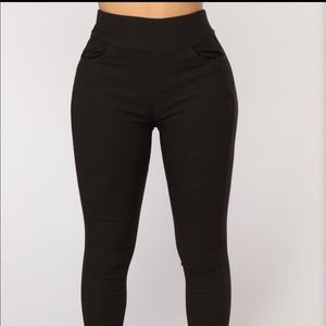 Fashion Nova black leggings❣️